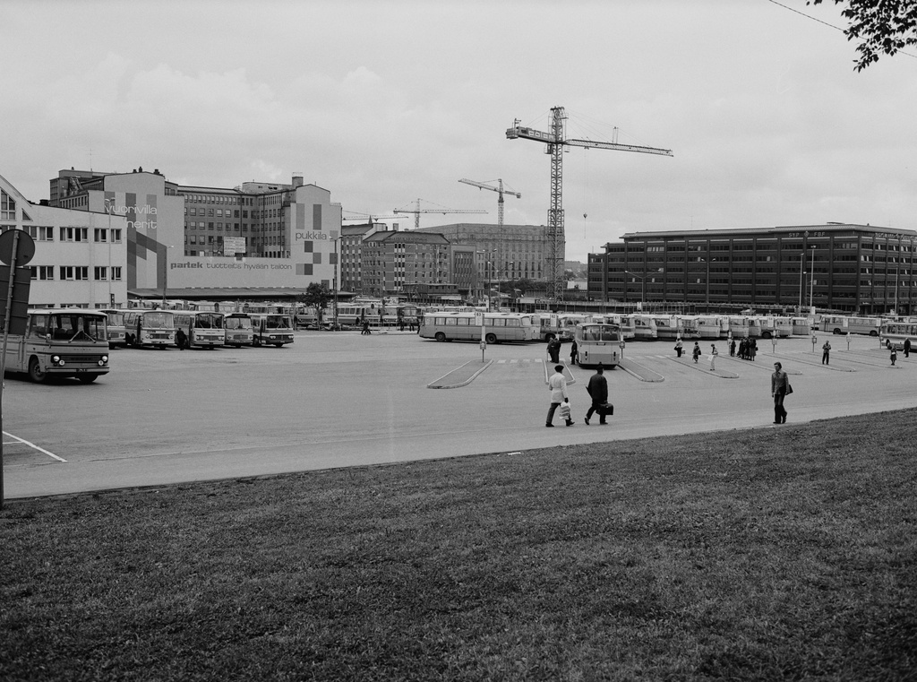 Kamppi, linja-autoasema. Taustalla linja-autoasemarakennus. Nähtynä Kampinkadulta (nyk. Urho Kekkosen katu) pohjoiseen. Syyskuu 1977.