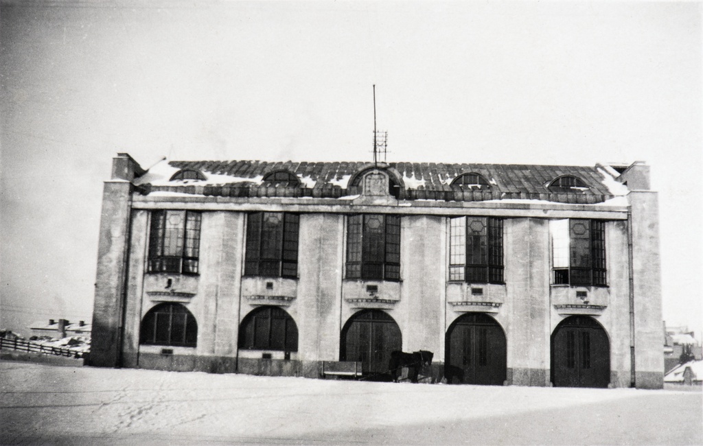 Agricolankatu 15, Kallion paloasema. Aseman ovien edessä seisoo hevonen. Kuvassa oleva asemarakennus oli paikalla vuosina 1914-1930. Aseman tilalle rakennettiin uusi paloasema vuosina 1930-1932.