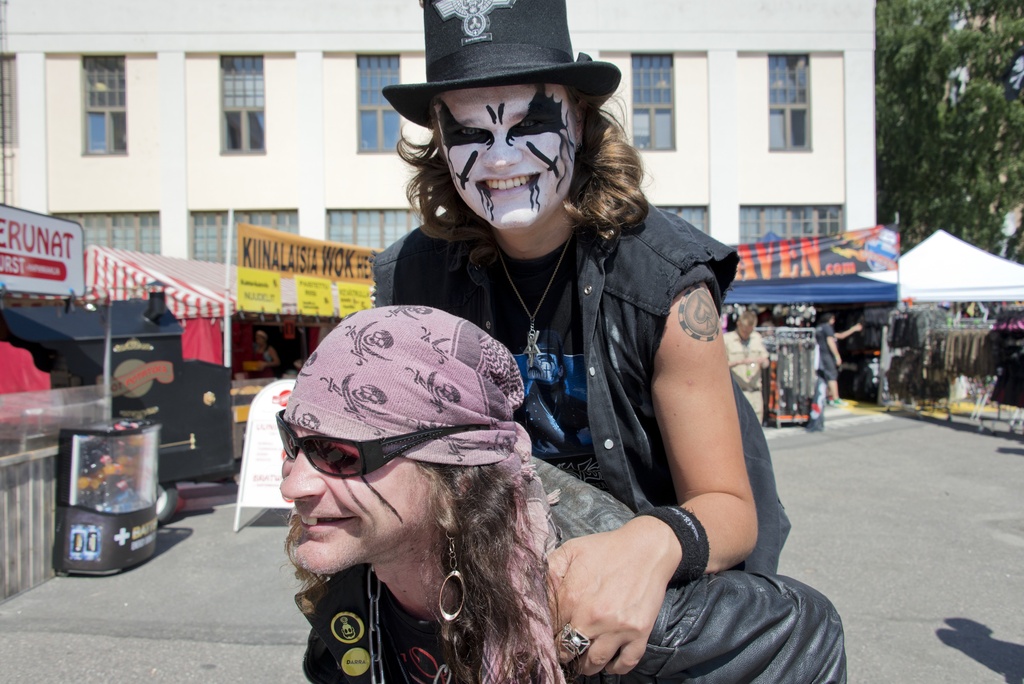 Metallimusiikkifani. Tuska-festivaalilla on helppo tutustua muihin samanhenkisiin festivaalikävijöihin. Vahvat meikit tai jopa maskit kuuluvat monen miespuolisenkin metallimusiikkifanin ulkonäköön.