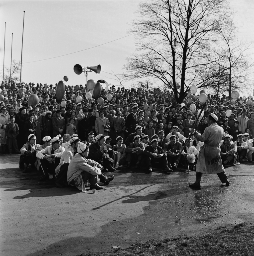 Teekkarit juhlivat vappua Kaisaniemen puistossa.