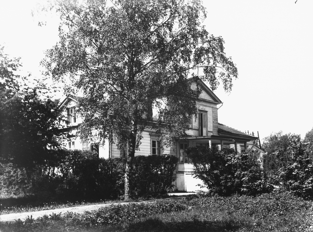 Huvila Kinnekulla. Sibeliuksen puisto.