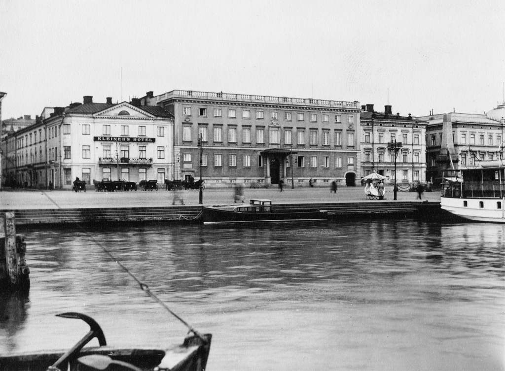 Pohjoisesplanadi 5, 7, 9. 5 (Lampan talo), 7 (Heidenstrauhin talo), 9 (Goviniuksen talo). Etualalla Kolera-allas, Kauppatori ja oikeassa reunalla laivan takana Keisarinnankivi. Taustalla Kleinehin hotelli ja Ruotsin suurlähetystö. Talott korttelissa 4 Elefantti.