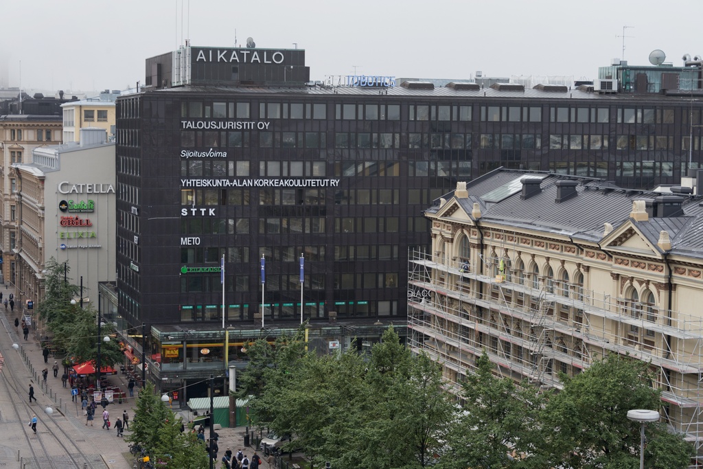 Aikatalo, Mikonkatu 8 - Ateneuminkuja 2. Arkkitehti Eliel Muoniovaara, 1961. Edessä oikealla Ateneum, Kaivokatu 2. Arkkitehti Theodor Höijer, 1887. City-inventointi.