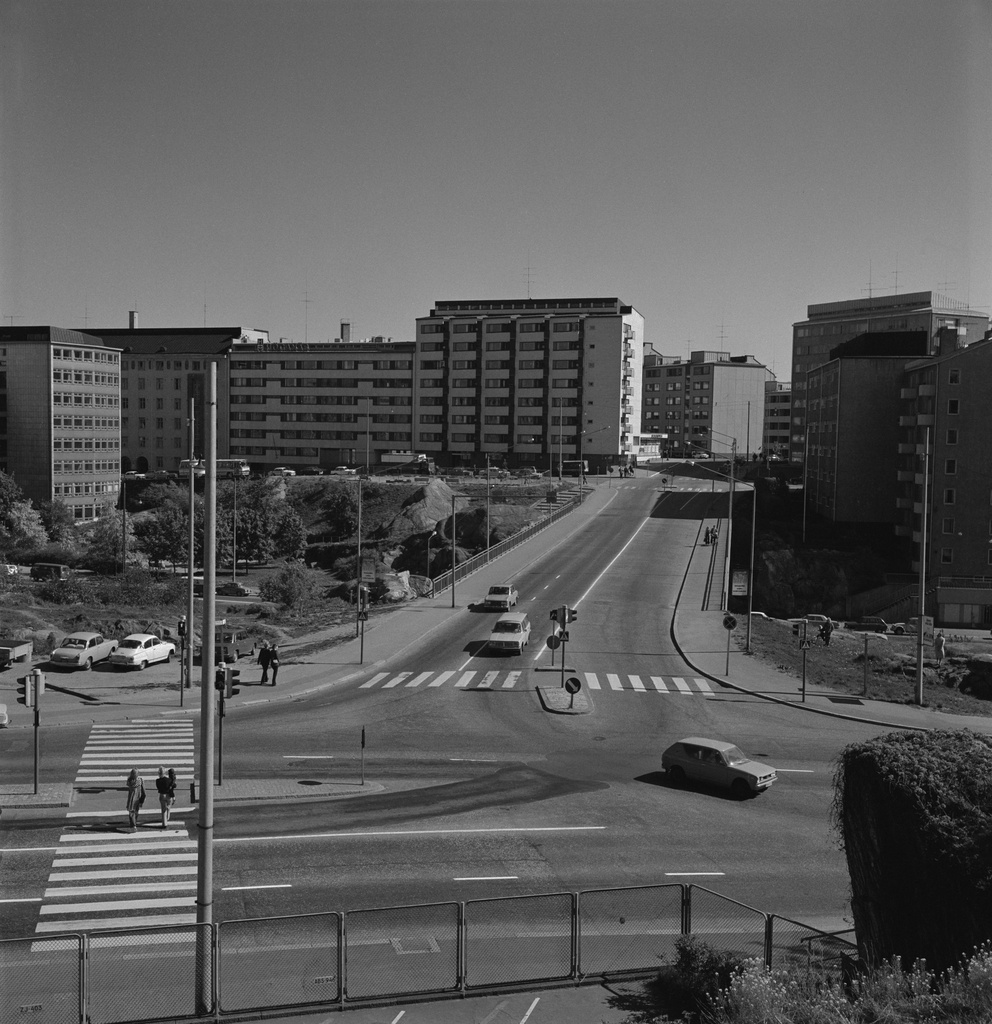 Näkymä Sturenkadulta Wallininkatua pitkin. Keskellä silta Helsinginkadun yli. Taustalla vasemmalla Alppikatu 11 - Wallininkatu 11, keskellä Wallininkuja 6.