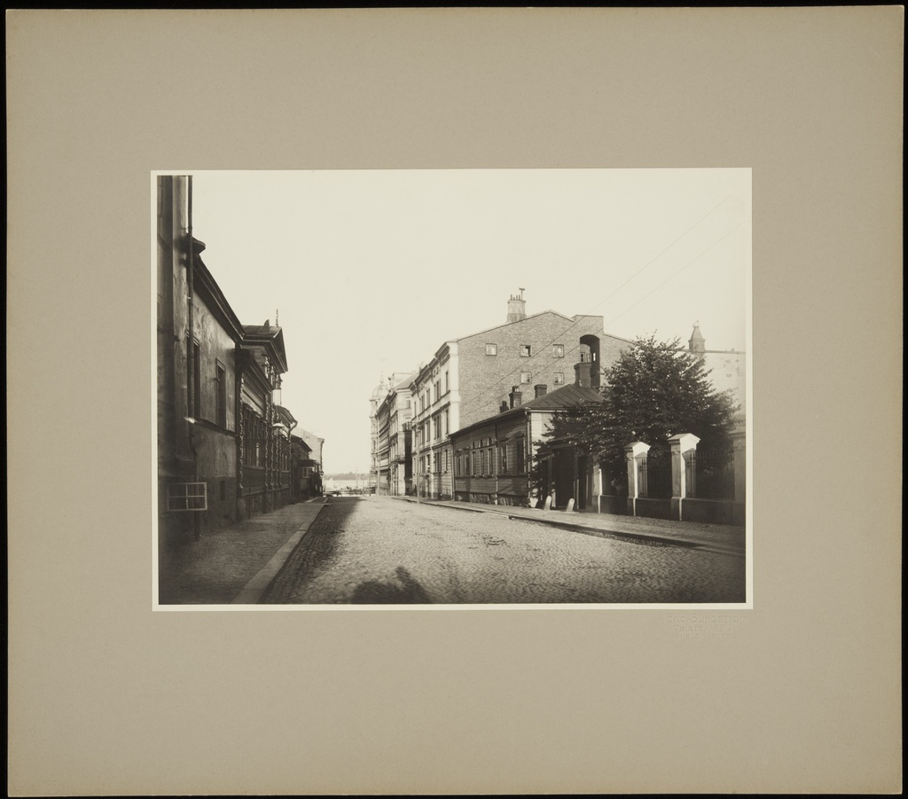 Näkymä Kirkkokatua pitkin itään kohti Pohjoisrantaa, oikealla Kirkkokatu 6, 4, 2, vasemmalla 7, 5, 3.