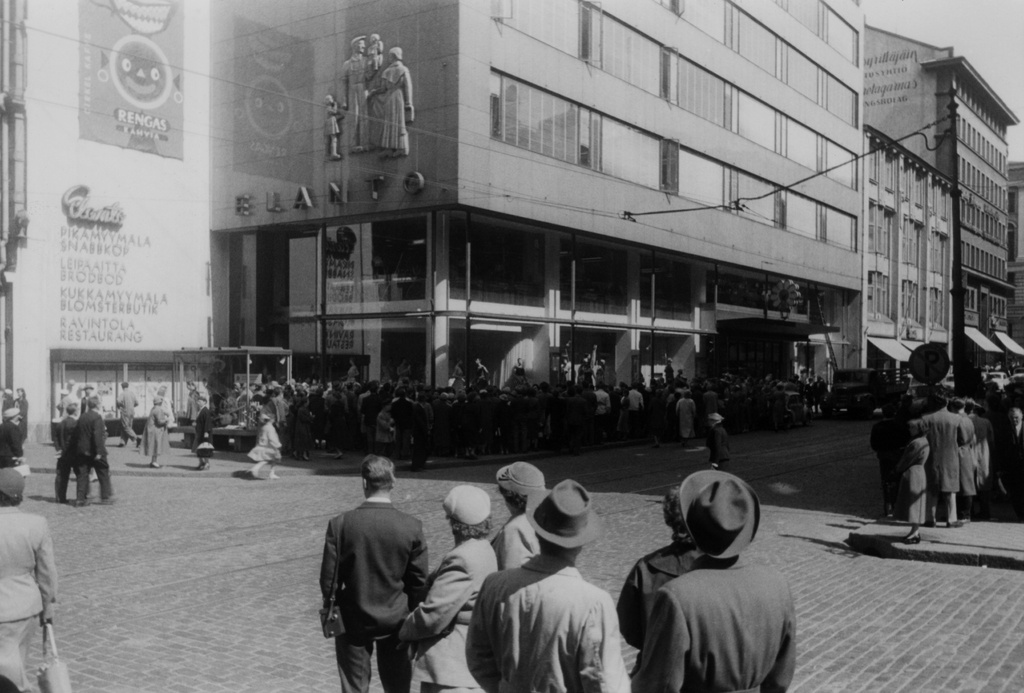 Jalankulkijoita Aleksanterinkadulla Elannon tavaratalon edustalla.