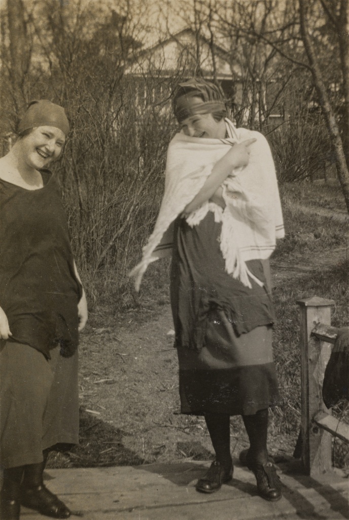 Siskokset Maria Holzer ja Friedl Holzer-Kjellberg, taustalla Villa Miramar.