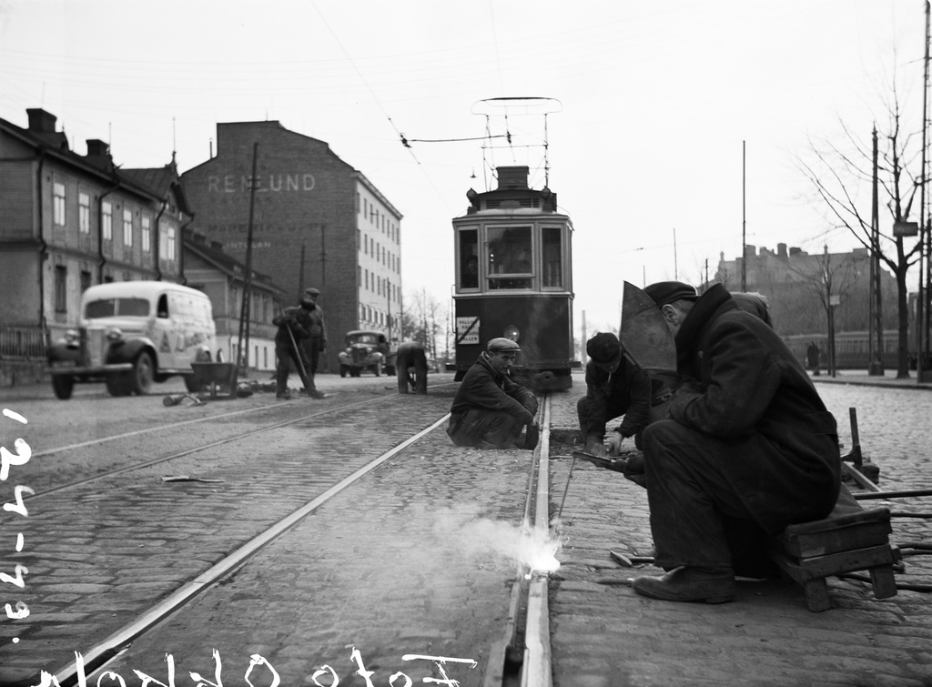 Raitiokiskojen korjausta Hämeentiellä Vallilan huoltohallien kohdalla. Vasemmalla Hämeentie 69, 67, 65.