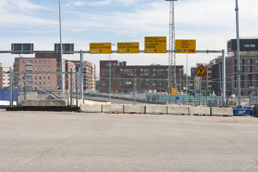 Kalasatama dokumentointi. Sörnäistenniemeltä Kulosaaren sillalle menevä ajoramppi. Takana rakenteilla olevia kerrostaloja Arielinkadulla.