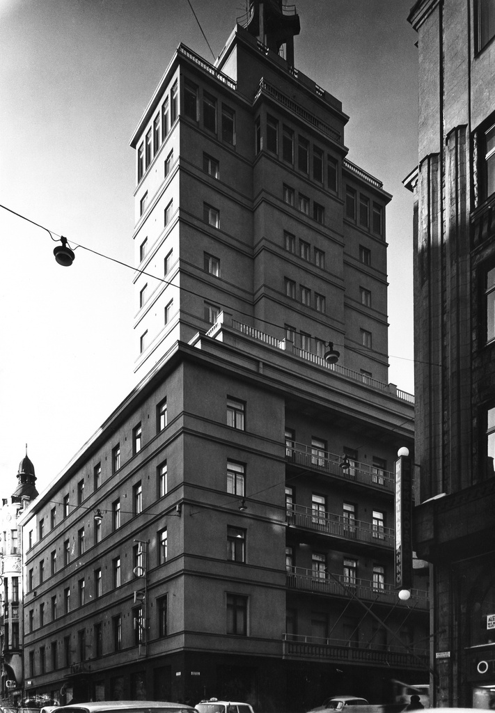 Kalevankatu 7, 5. Hotelli Torni (käyntiosoite Yrjönkatu 26).