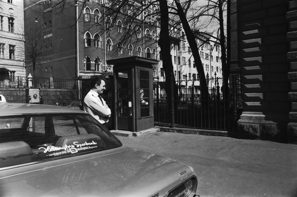 Mariankatu 23. Taksinkuljettaja ja auto (Datsun 220 C) taksitolpalla Mariankadulla Liisankadun kulmassa