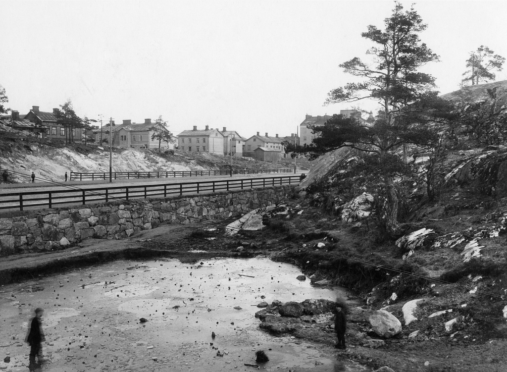 Helsinginkatua ennen rakennuksia Helsinginkatu 16-14:n paikkeilta. Taustalla Kustaankatu 3 ja  4a - Helsinginkuja 1 sekä Helsinginkuja 3.