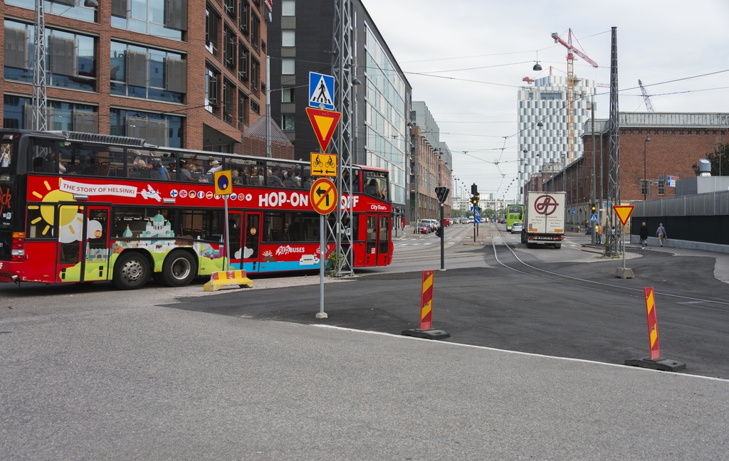 Jätkäsaaren dokumentointi. Tyynenmerenkatu, oikealla Länsiterminaali ja Sonckin makasiini, taustalla hotelli Clarion rakenteilla. Vasemmalla Tyynenmerenkadun uutta rakennuskantaa ja Hop on Hop of -bussi.