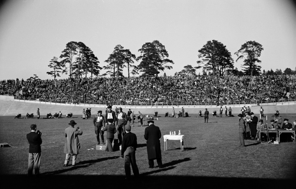Velodrom, Helsingin pyöräilystadion, moottoripyöräkilpailut. Palkintojenjako, taustalla katsomo ja yleisöä.
