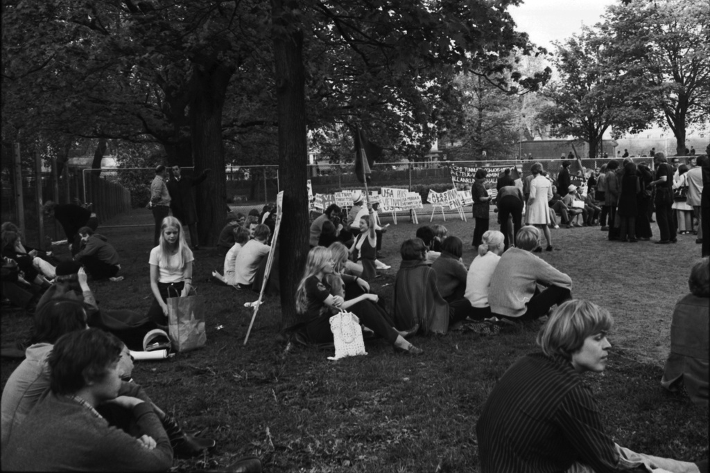 Kaisaniemenpuisto. Vietnamin sodan vastaiseen mielenosoitukseen osallistuvia ihmisiä Kaisaniemenpuistossa.