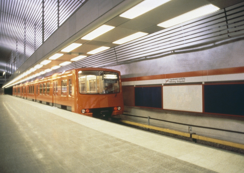 Metrojuna Hakaniemen metroasemalla.