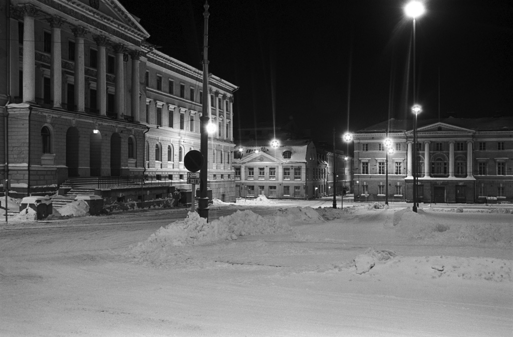 Snellmaninkatu. Aleksanterinkatu. Valtioneuvoston linna, Sederholmin talo sekä Raastuvanoikeuden rakennus lumisen Senaatintorin kulmassa iltavalaistuksessa. Näkymä Hallituskadun suunnalta.