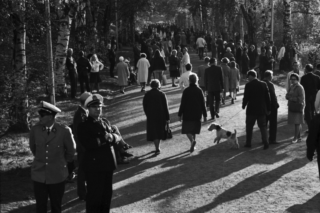 Kaisaniemenpuisto. Paljon ihmisiä Kaisaniemen puistokäytävällä ennen Vietnamin sodan vastaisen mielenosoituksen alkua. Poliisit valvovat tapahtumaa.