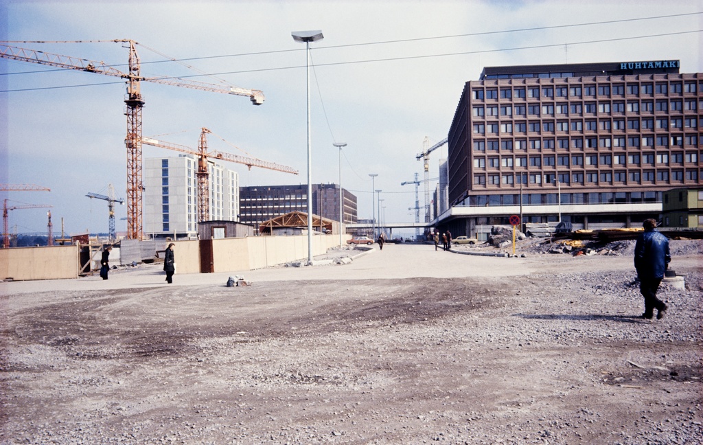 Itä-Pasilan rakentamista. Vasemmalla kuusisakaraisen valtion virastotalo-kompleksin rakennustyömaa alussaan. Oikealla Toimistotalo Pasila osoitteessa Ratavartijankatu 2.