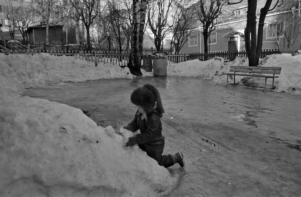 Lapsi leikkii lumella Keuruuntien ja Vanajantien välissä olevalla sisäpihalla Puu-Vallilassa.