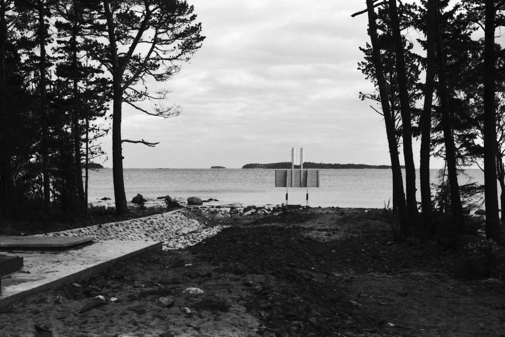 Särkkäniemi. Mereen johtava viemäriputken uoma Särkkäniemen rannalla. Merimerkki viemärin päässä.