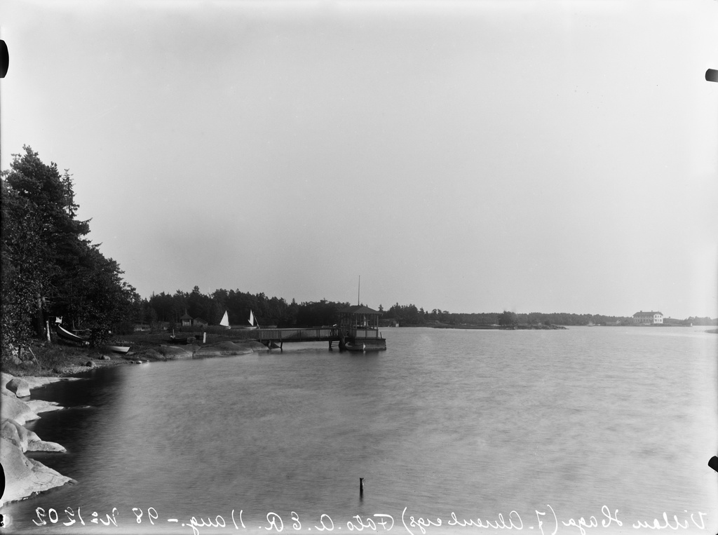 Näkymä Töölöstä, Humaliston (Humleberg) huvila-alueen rannasta, etualalla Humallahti ja taustalla Taivallahti.