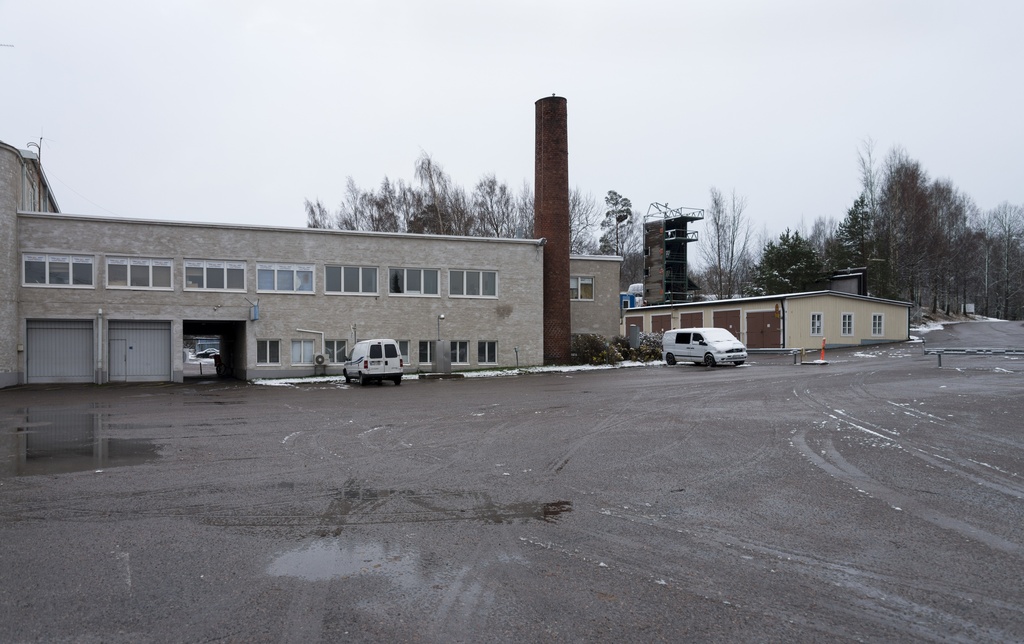 Helsinki-Malmin lentoasema. Kuvassa arkkitehti Antero Pernajan 1940-luvulla suunnittelema toimistosiipi. Lämpökeskuksen piippua on lyhennetty 1970-luvulla. Oikella Pernajan suunnittelema autovaja.