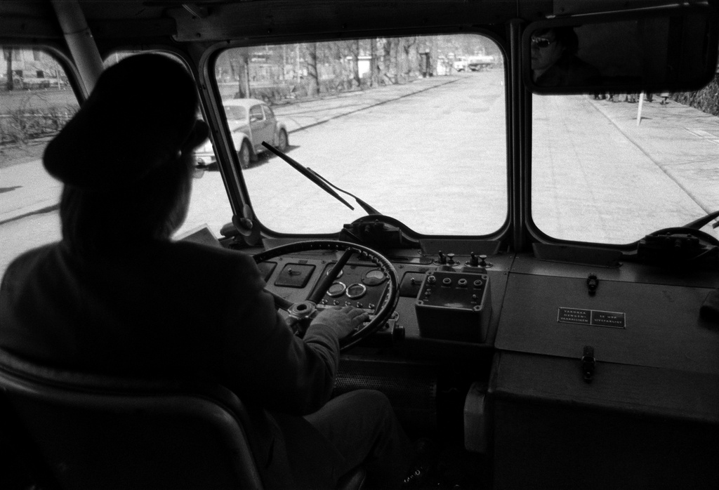 Johdinautojen viimeinen liikennöintikevät Helsingissä. Näkymä linjan 14 johdinauton ohjaamosta kun auto on Topeliuksenkadulla matkalla kohti Tukholmankadulla sijaitsevaa Meilahden päätepysäkkiä.  Johdinautoliikenne Helsingissä päättyi 14.6.1974.