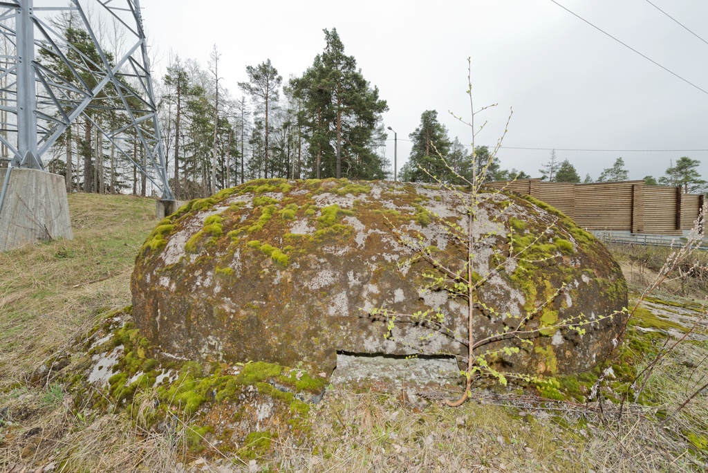 Ruukinranta. Ensimmäisen maailmansodan aikainen maalinnoitus, puolustusasema XXXVI:1 Ruukinrannassa, Espoossa. Kuvassa on linnoitteen länsipäässä sijaitseva soikea, kupukattoinen kivääri- tai tähystysasema. Betonista tehdyn rakenteen kyljessä on yksi aseman kolmesta tähystys- tai ampuma-aukosta. Rakenteen vasemmalla puolella näkyy voimajohtopylväs ja oikealla puolella puusta tehty meluaita. Kuvaussuuntana etelä.