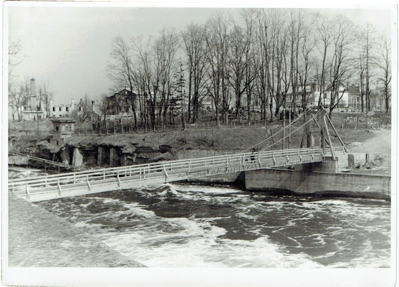 Pedestrian bridge over Narva cos