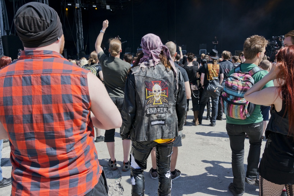 Metallimusiikkifani. Tuska-festivaalin päälavan yleisöä. Metallimusiikkifani Cantry Palovaara on katsomassa Tesseract -yhtyeen esiintymistä festivaalin päälavalla.