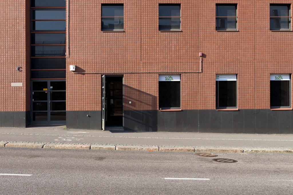 Treenikämppä Sörnäisissä. Obi Phrase and the Cross Cultures Band -yhtye treenaa Kalasataman metroaseman lähellä sijaitsevan Niemikotisäätiön Kulttuuripaja Elviksen tiloissa. Yhtye on harjoitellut Elviksessä syyskuusta v. 2012 lähtien.