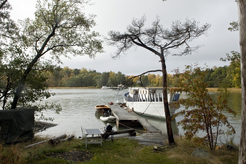 Laajasalo Nuottaniemi, Villa Nuottaniemi. Näkymä merelle, laiturissa vene.
