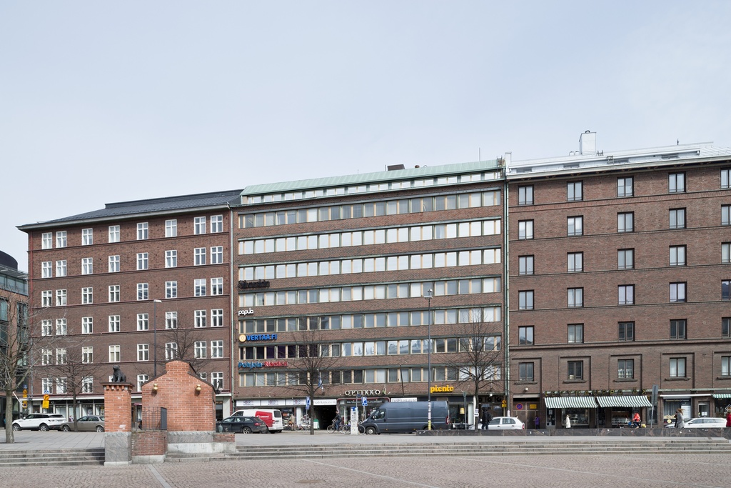 Fredrikinkatu 61. Suunnittelijat Rauno Raunio, Leena ja Kalle Niukkanen, 1958. Vieressä oikealla Fredrikinkatu 59. Vasemmalla Fredrikinkatu 63. Kuva otettu Kampin torilta. City-inventointi.