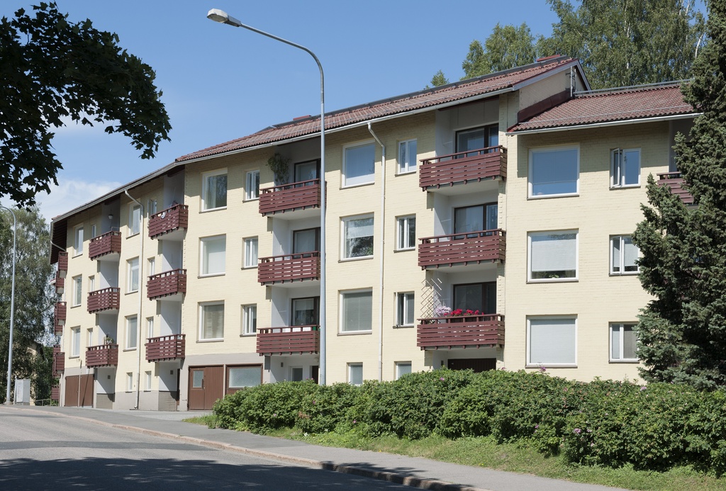 1950-luvun lähiöarkkitehtuuria Maunulassa, Männikkötien ja Koivikkotien kulmaan jäävä rakennus on Männikkötie 5. Kaarevan talon on suunnitellut arkkitehti Kaj Englund ja  se on valmistunut 1953.