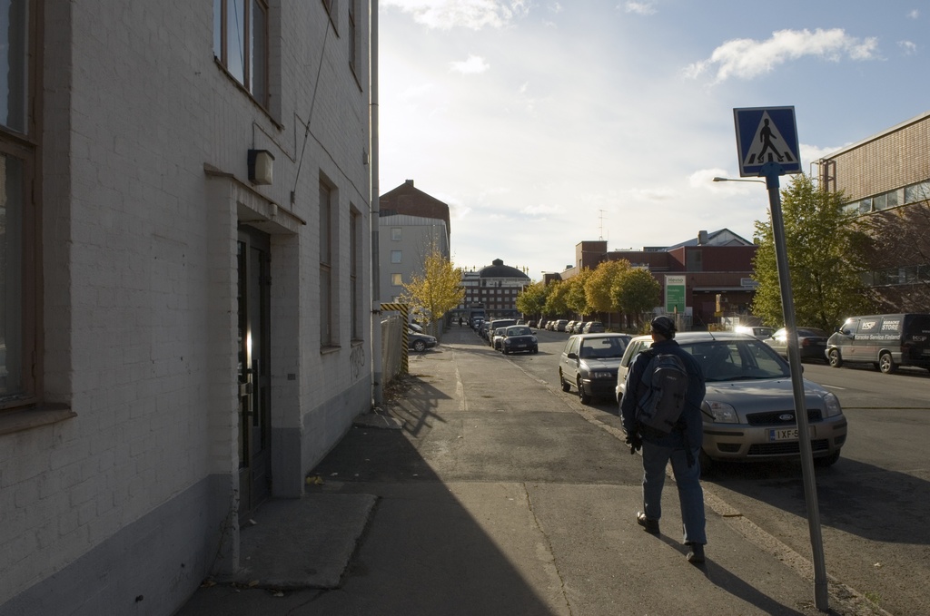 Vas. on nyk. Elävän kuvan museo, Vanha talvitie 9 - Verkkosaarenkatu 1. Edessä kadun päässä siintää Suvilahden voimalaitoksen kaasukello.
