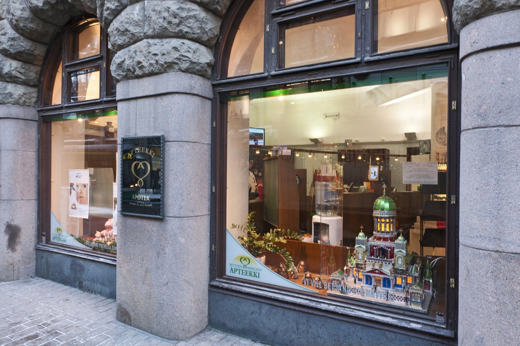 Willhelmsin apteekki, Aleksanterinkatu 44. Aleksanterinkadun puoleiset näyteikkunat. Jouluseimi näyteikkunassa on osana vuotuista Helsingin jouluseimet -tapahtumaa.