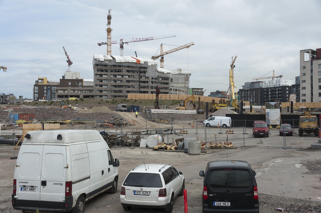 Jätkäsaaren dokumentointi. Jätkäsaaren uutta asuinrakentamista, Livornonkatu 12 rakenteilla tulevan Hyväntoivonpuiston varrella. Taustalla oikealla Suezinkatu 8 ja Kap Horninkatu 7.