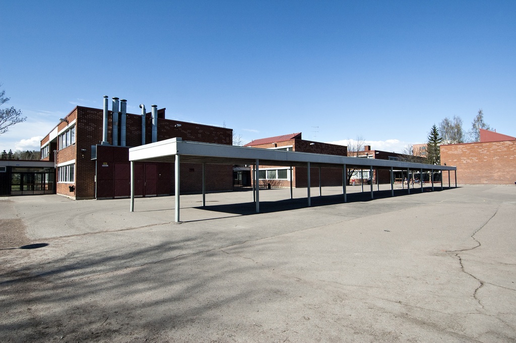 Puotilan ala-asteen koulurakennus ja piha.