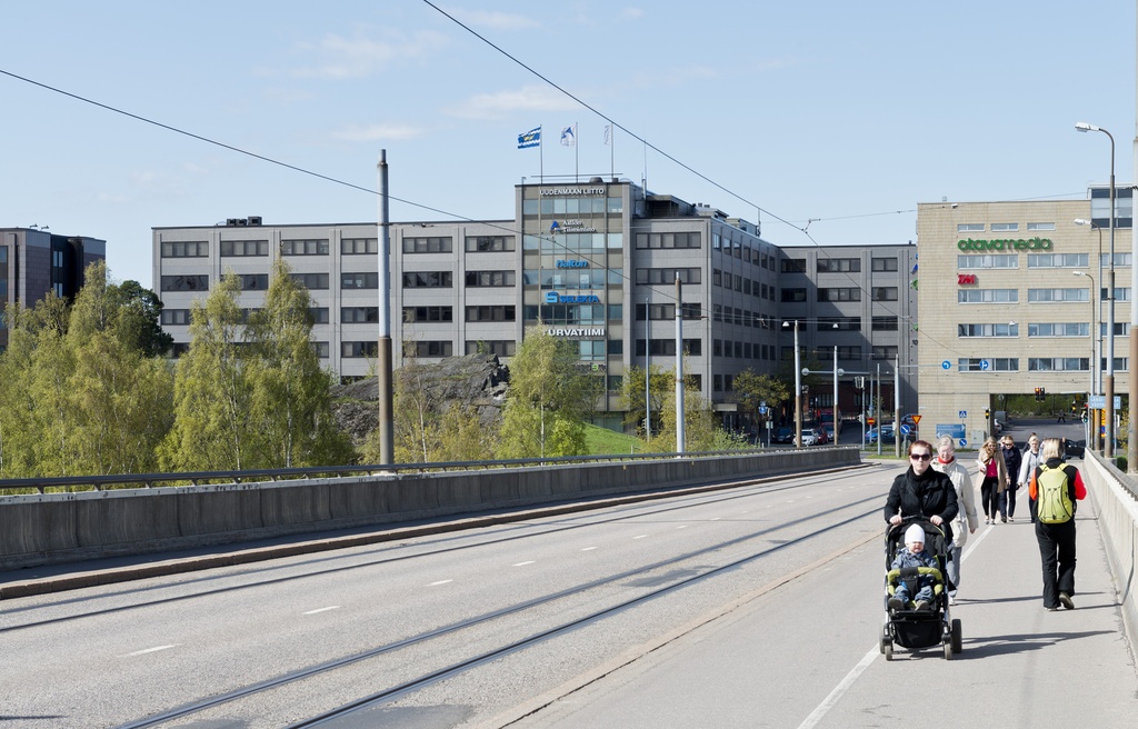 Länsi-Pasilan toimisto- ja liikehuoneistot Pasilan sillalta kuvattuna. Oikealla Esterinportti.