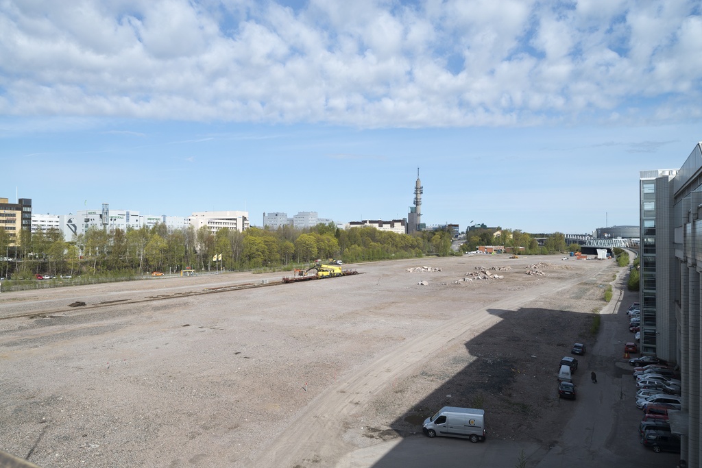 Fredikanterassi. Oikealla Pasilan asema, Ratapihantie 6. Pasilan sillalta Länsi-Pasilaan, luoteeseen kuvattuna. Taustalla liikehuoneistoja ja Pasilan radio- ja tv-keskuksen linkkitorni ja monitoimihalli Hartwall Arena.