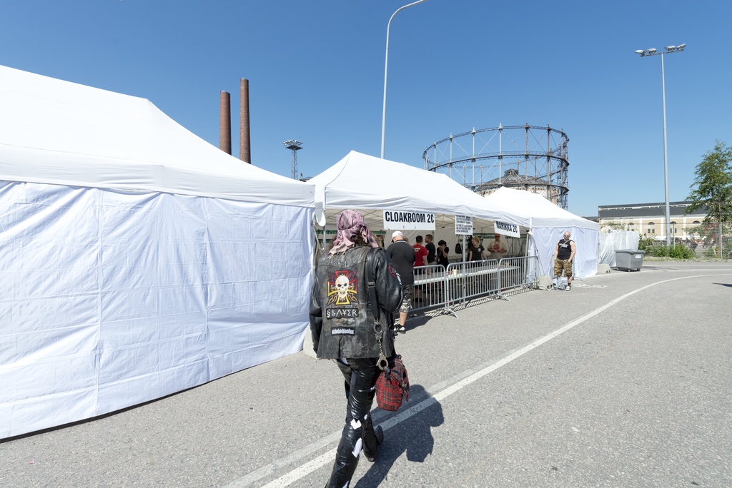 Metallimusiikkifani. Metallimusiikkifani Cantry Palovaara on viemässä olkalaukkuaan säilytykseen naulakkopalveluun Tuska-festivaalin ajaksi. Tuska-festivaalialueelle ei saa viedä alkoholijuomia, joita hänellä on laukussaan.