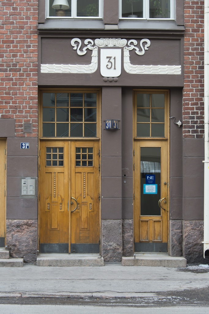 Lapinlahdenkatu 31. Selim A. Lindqvistin suunnittelema rakennus. Rakennusvuosi 1906. Sisäänkäynti.