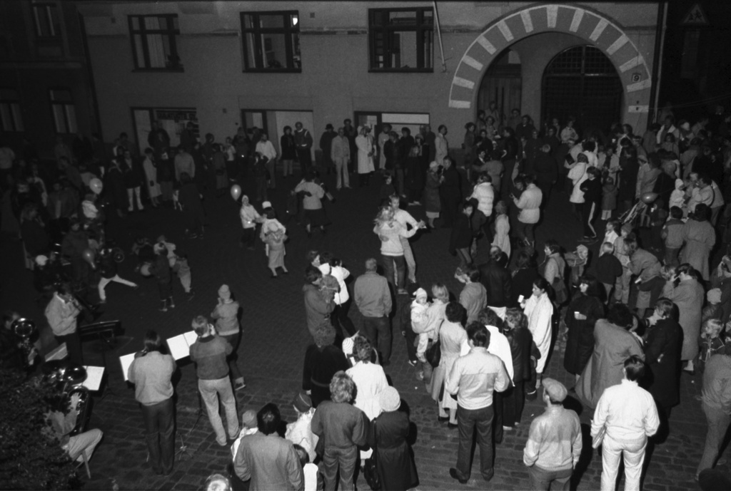 Oikokatu 9. Oikokadun pihakadun avajaisjuhlat. Ihmisiä tanssimassa kadulla torvisoittokunnan tahdissa.