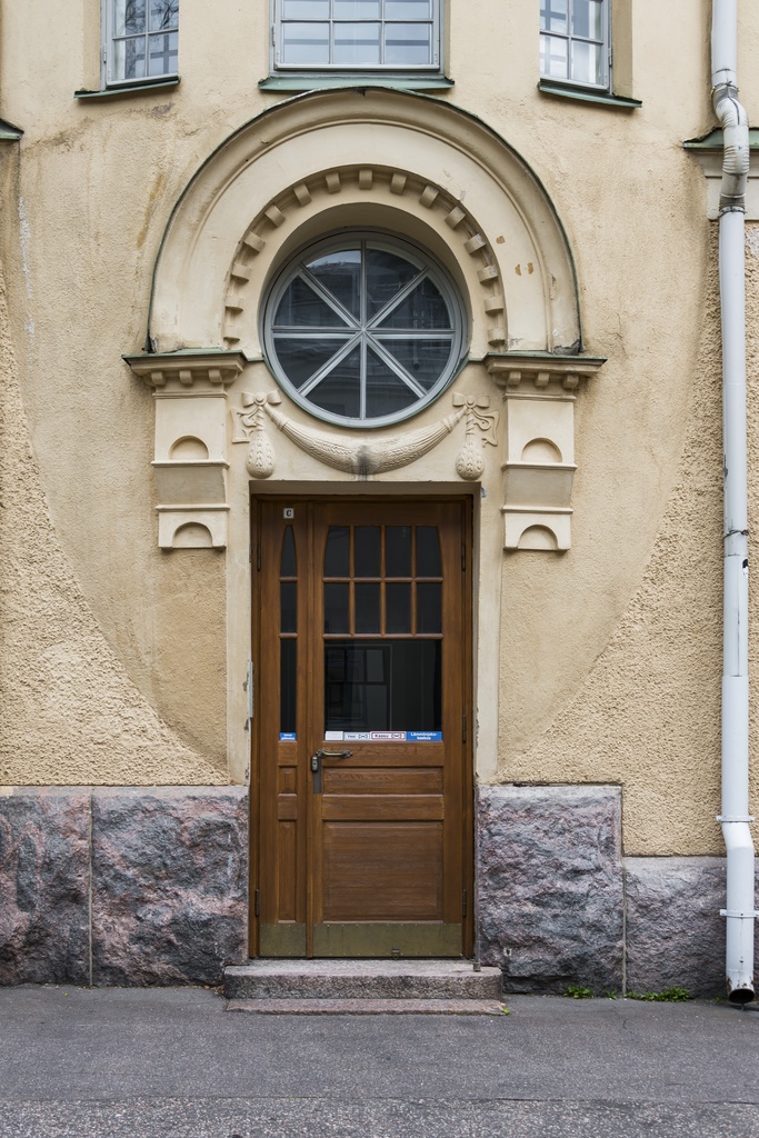 Kapteeninkatu 4-6. Kapteeninkuja 1. Pietarinkuja 1. Gustaf Estlanderin suunnittelema rakennus "Eira-Maja". Rakennusvuosi 1904. Yksityiskohta - sisäänkäynti