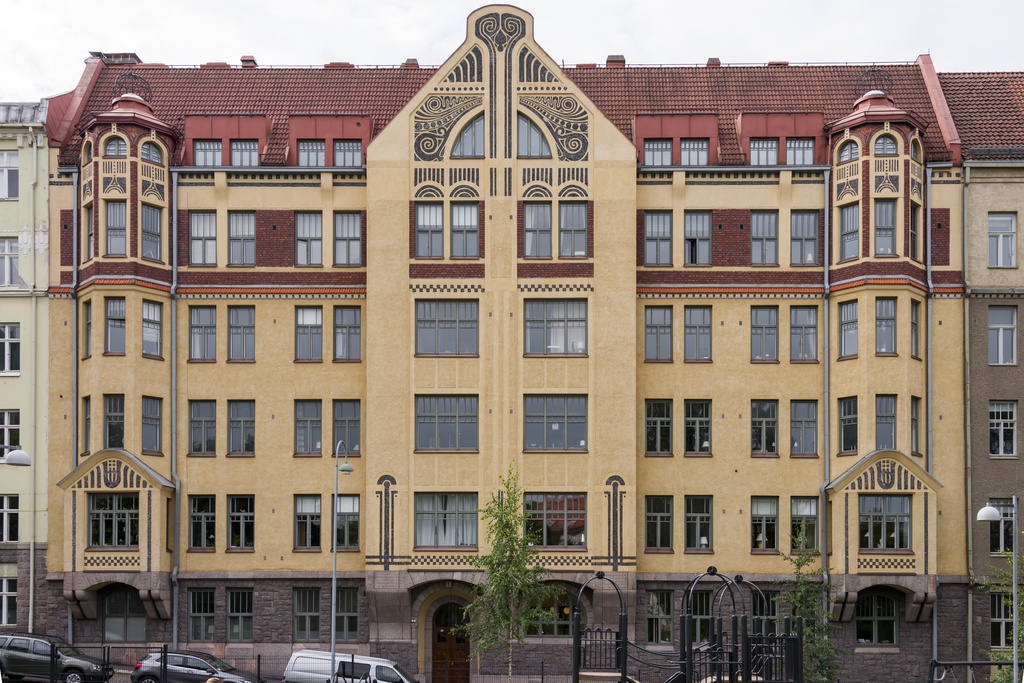 Tarkk'ampujankatu 13 - Johanneksentie 4. Arkkitehtitoimisto Jung & Bomansonin suunnittelema rakennus. Rakennusvuosi 1905.