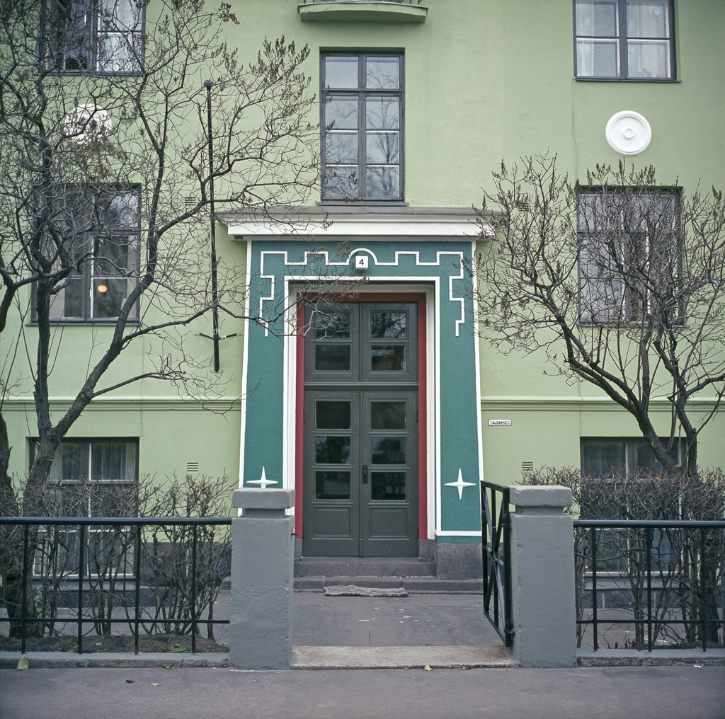 Torkkelinkuja 4. Rakennus maalattu kesällä 1970, jolloin kirkkaat värit yleistyivät rakennusten seinissä. Portti ja pääporras.
