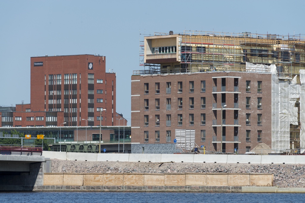 Kalasatama dokumentointi. Näkymä Mustikkamaalta Kalasataman metroaseman ja rakenteilla olevan kerrostalon, Arielinkatu 10 suuntaan.