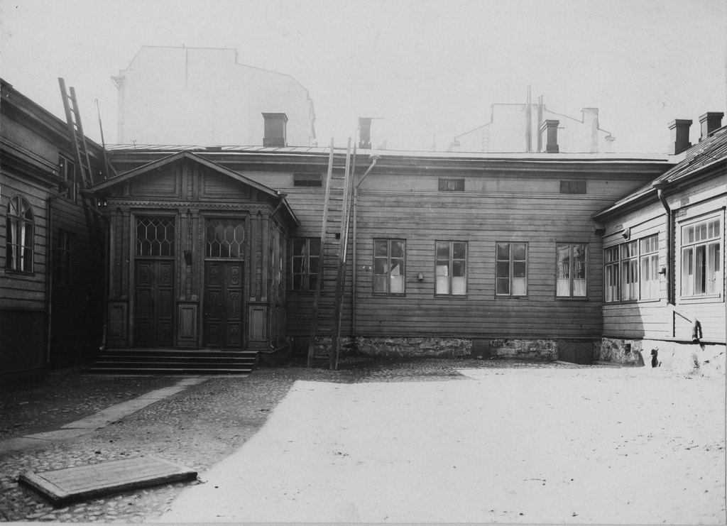 Bulevardi 7-9 (Boulevardsgatan 9). Pihakuva.