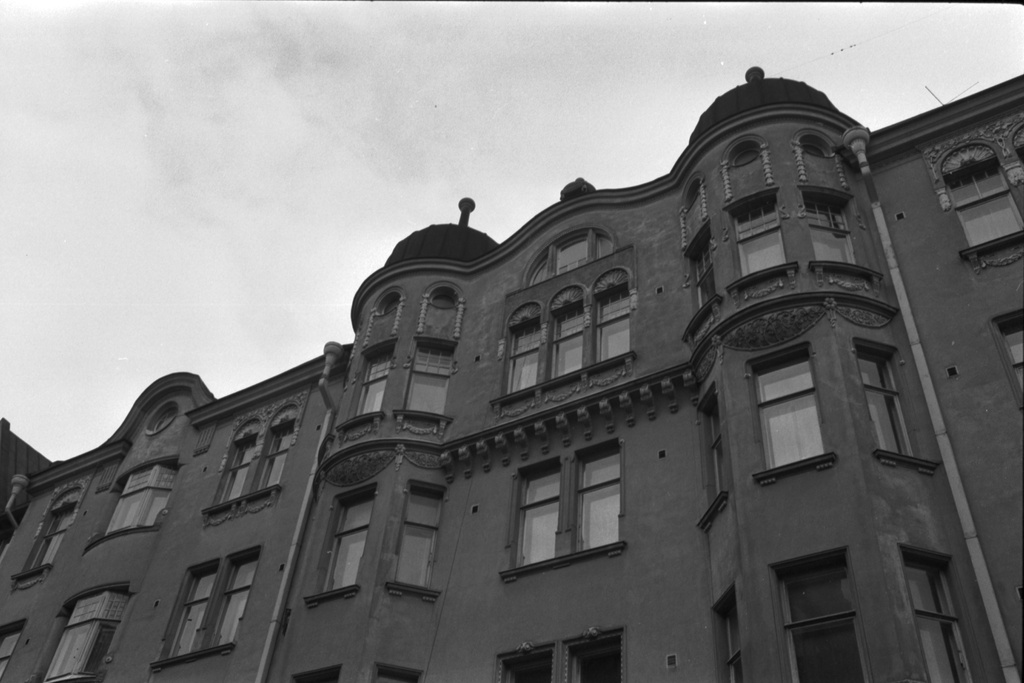 Katajanokka. Kauppiaankatu 9:n kerrostalon julkisivua.